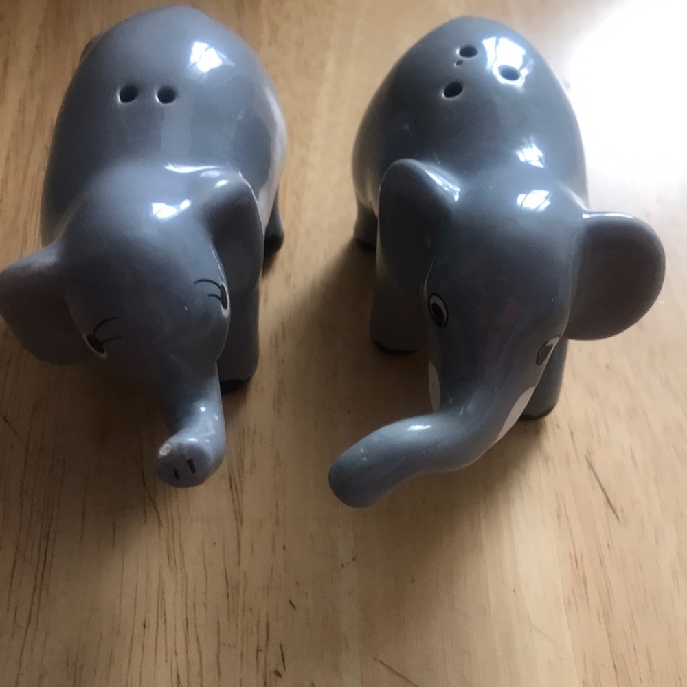 Elephant salt and pepper shakers
